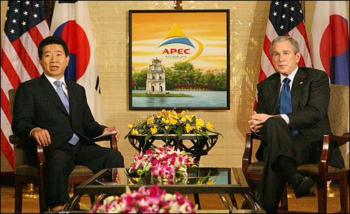 2006년 11월 18일 베트남 하노이에서 열린  APEC 정상회담 기간중 노무현 대통령과 부시 미국 대통령이 한·미정상회담 결과를 발표하고 있다.
